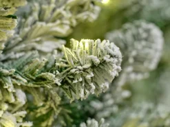 Everlands künstlicher Weihnachtsbaum Imperial Pine mit Schnee 380 LEDs warm weiß D 137 H 210 cm