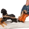 Intratuin Weihnachtsdorf Figur Kind mit spielenden Hunden 7 x 3 x 5 cm